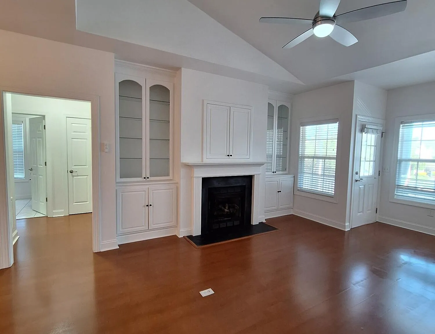 Studio, 2.0 bath, $1,300 — Photo 2