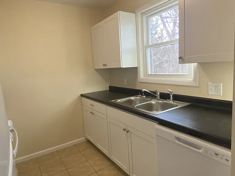 426 Colchester Ave — Photo 3