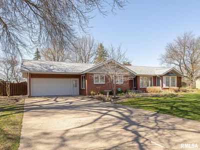 204 Circle Dr, Riverdale, IA, 52722