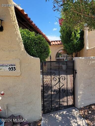 1st image of 933 W Calle Del Regalo