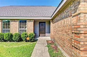 4 bed, 2.0 bath, 2328 sqft, $2,250 — Photo 2
