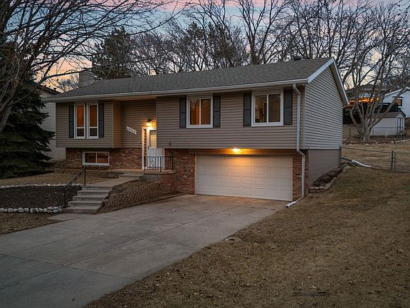 3rd image of 15329 Davenport Cir