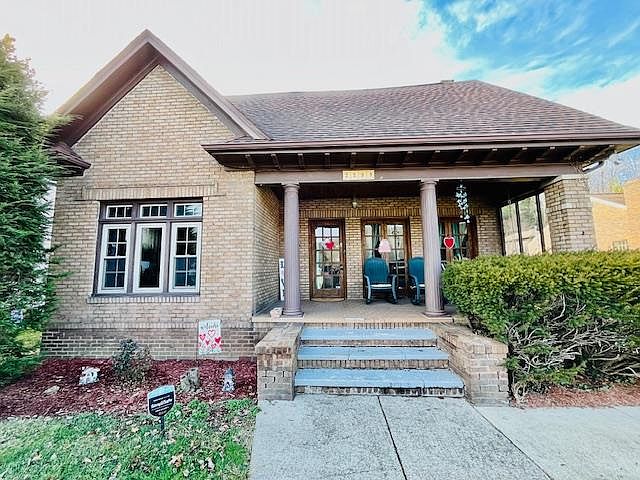 1st image of 2233 Micklethwaite Rd