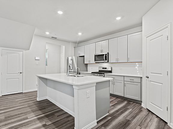 4th image of 4014 Saddlehorn Way