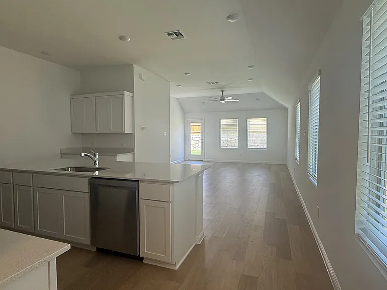 176 Hornet St — Photo 5