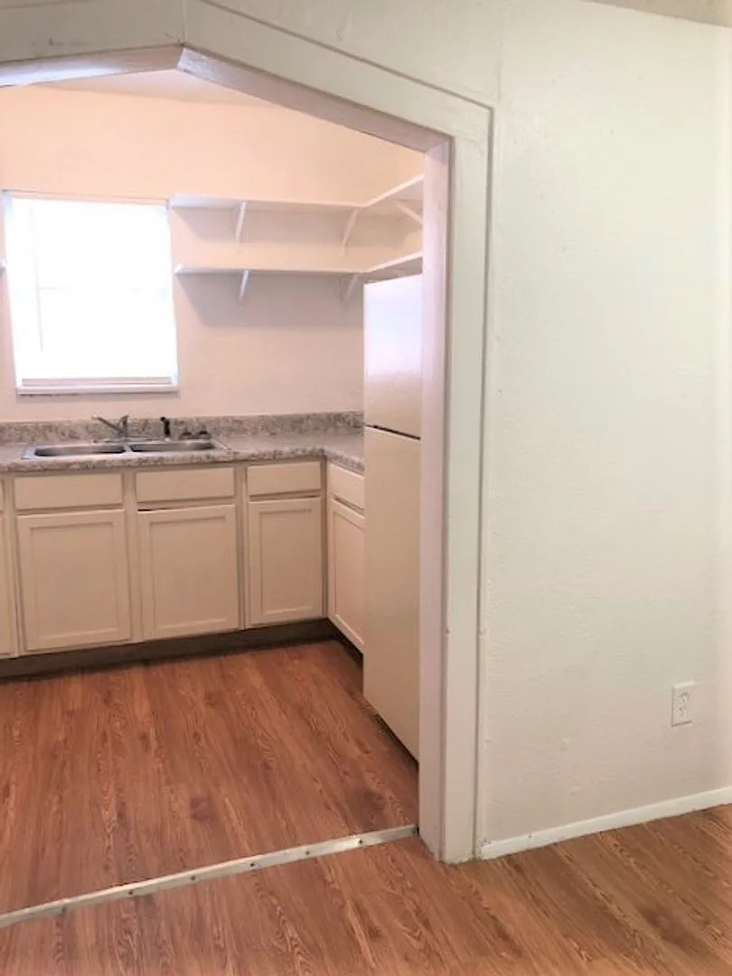 540 SW 24 — Photo 4