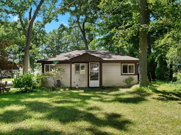 220 Ellsworth Lake Dr, Gregory, MI 48137