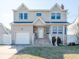 418 Clive Pl, Oceanside, NY 11572