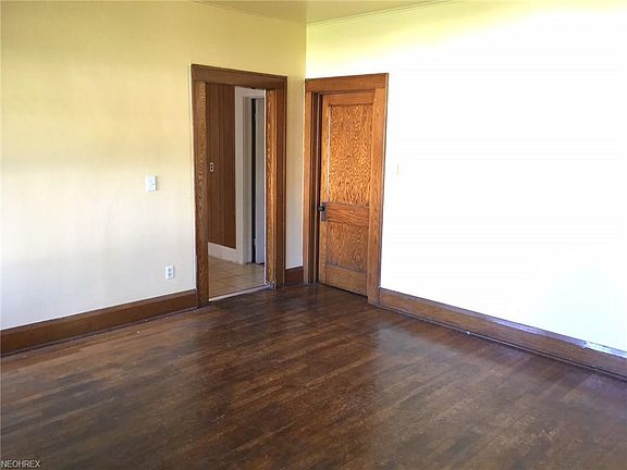 3rd image of 154 1/2 Hollywood Ave