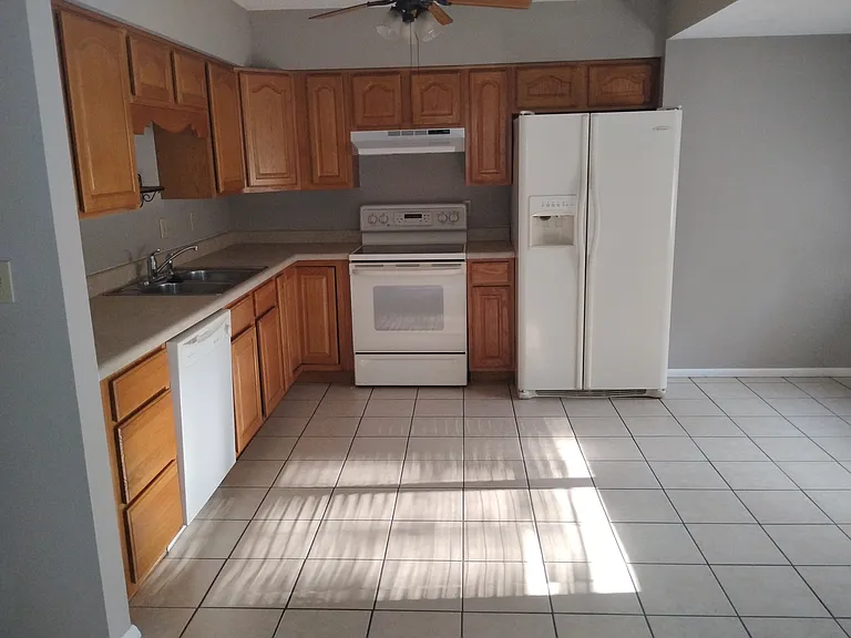 93 Stamford Dr — Photo 2