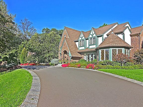 3rd image of 12 Carriage Hill Dr