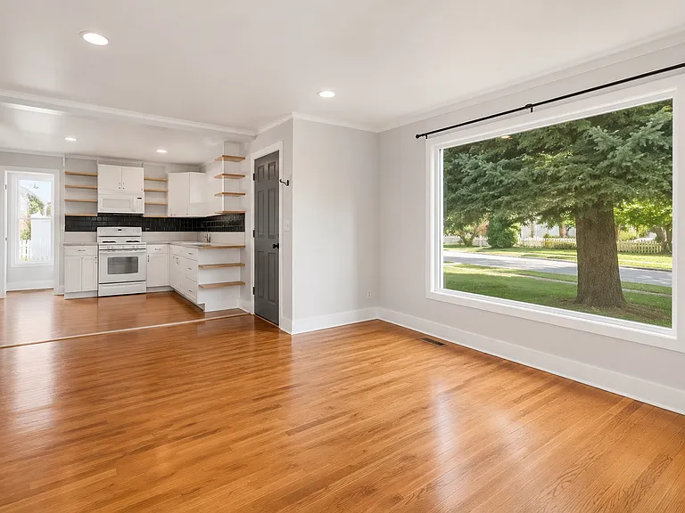 317 W Chester Dr — Photo 3
