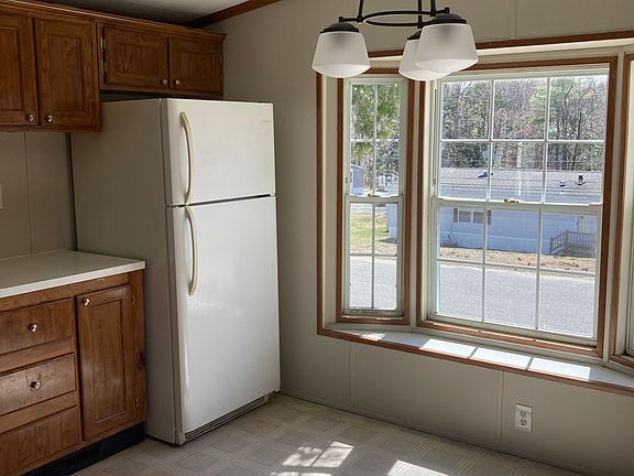 3rd image of 27 Middle St #27