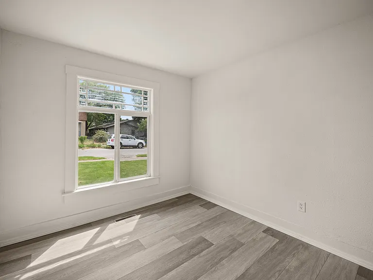 1627 E Desmet Ave — Photo 8