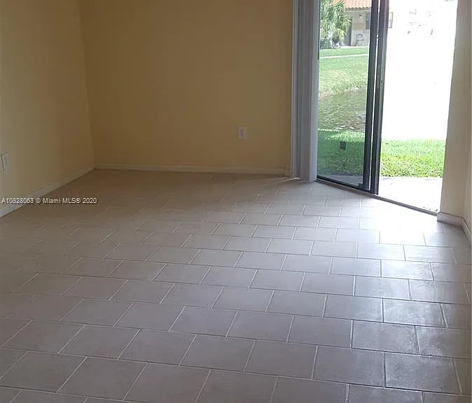 9823 Nob Hill Ct — Photo 2