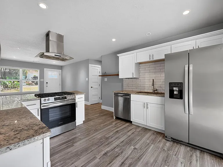 2321 Lakehurst Dr — Photo 3