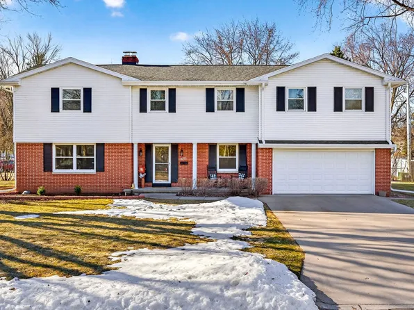 611 Chatham Ct, Neenah, WI 54956