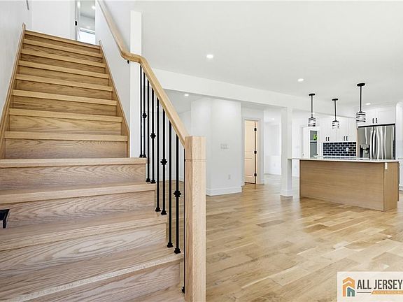 5th image of 48 Kendall Dr