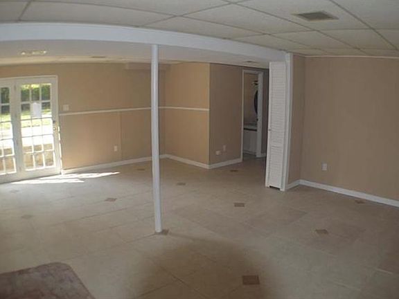 4th image of 105 Old Farm Ct