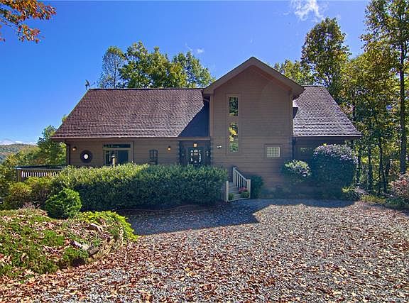 3rd image of 828 Faircrest Ln