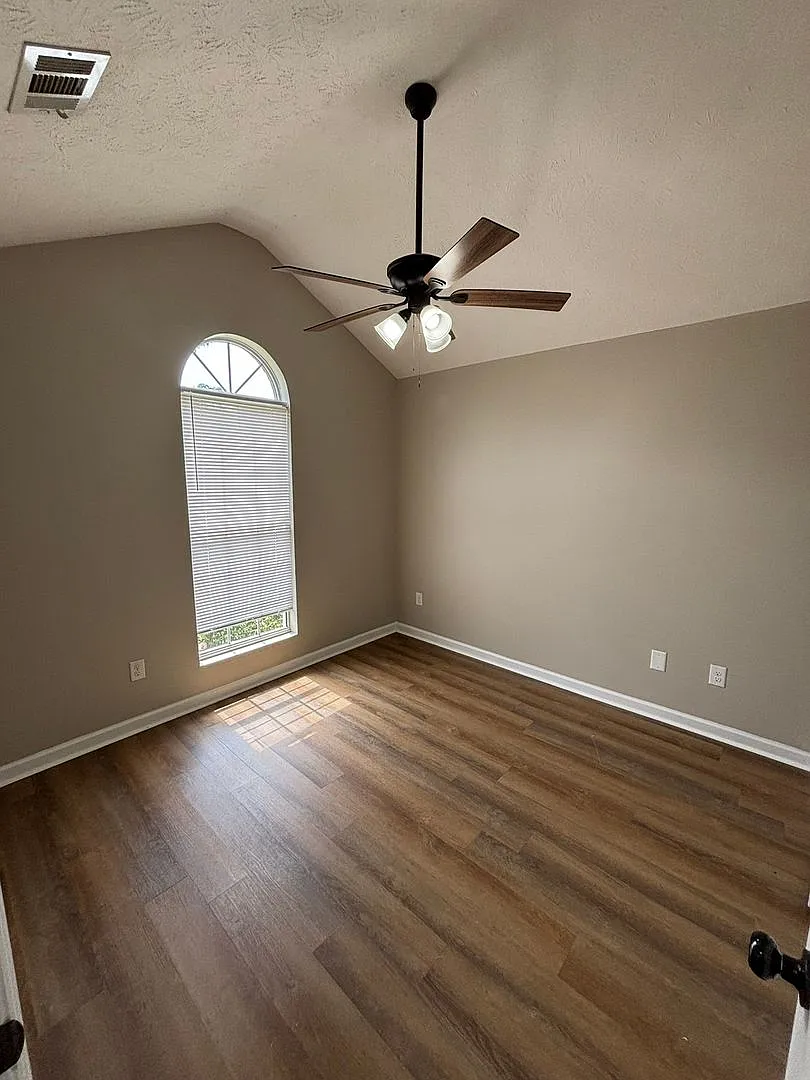Spacious 3 Bedroom Home With Fenced Backyard — Photo 2