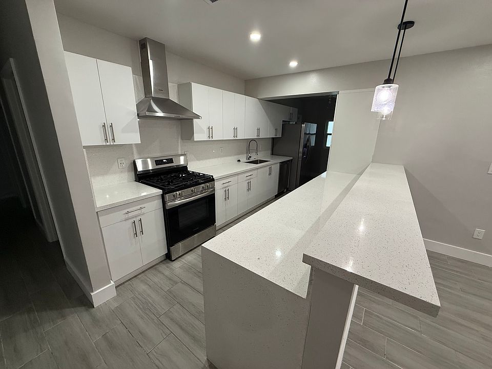 1st image of 1098 W 66th St