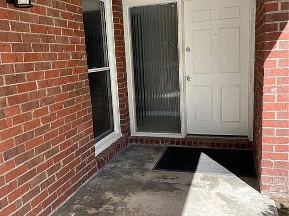 5th image of 806 Dyches Dr