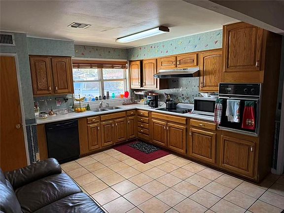 4th image of 1604 Riviere Ave