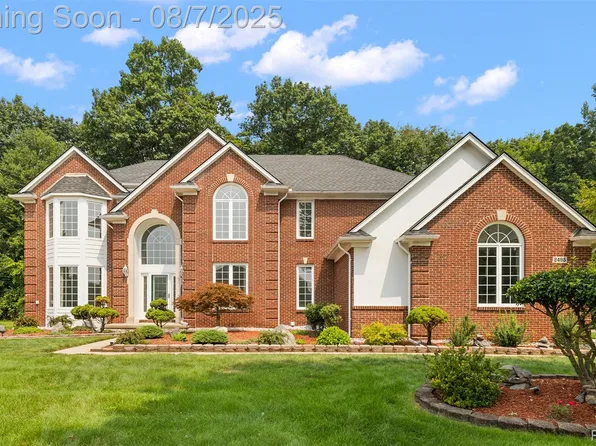 2495 Burningbush Dr, Sterling Heights, MI 48314