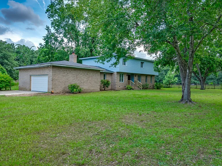 400 Derby Ln #2 — Photo 2