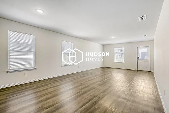 3 bed, 2.0 bath, 1571 sqft, $1,399 — Photo 3