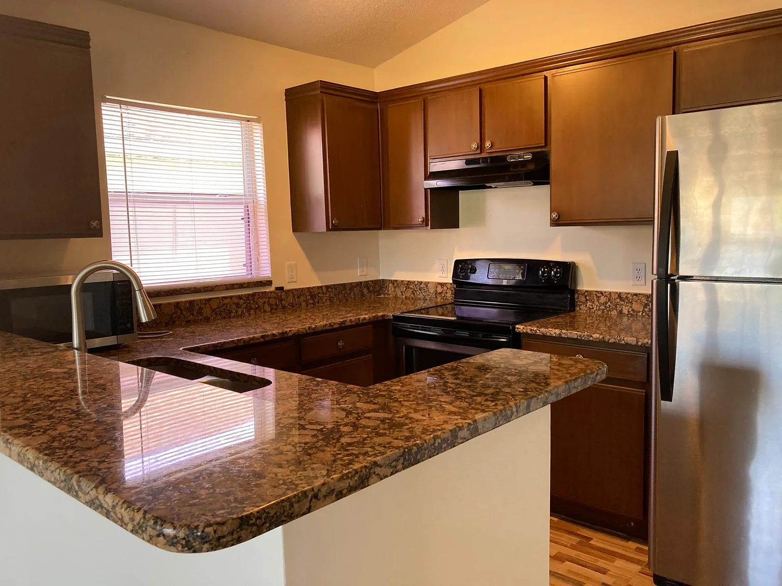 3 bed, 1059 sqft, $2,000 — Photo 1