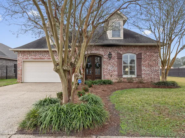 3939 Acadian Village Dr, Ocean Springs, MS 39564