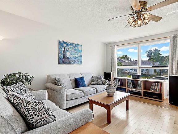 4th image of 40 Rivervalley Cres SE