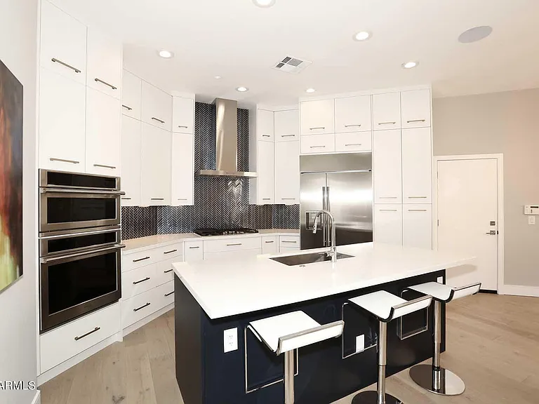 7305 E Del Acero Dr — Photo 1