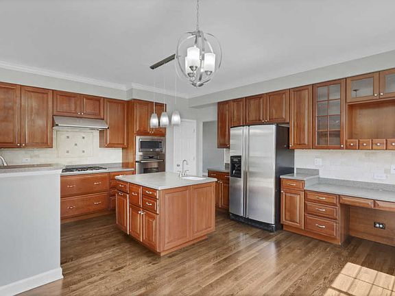 4th image of 2611 Fieldcrest Dr