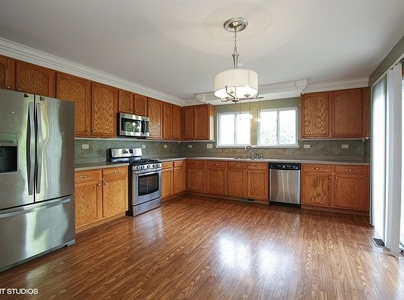 5th image of 820 Willow St