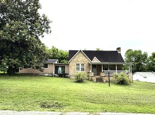 306 Sunset Dr, Byrdstown, TN 38549