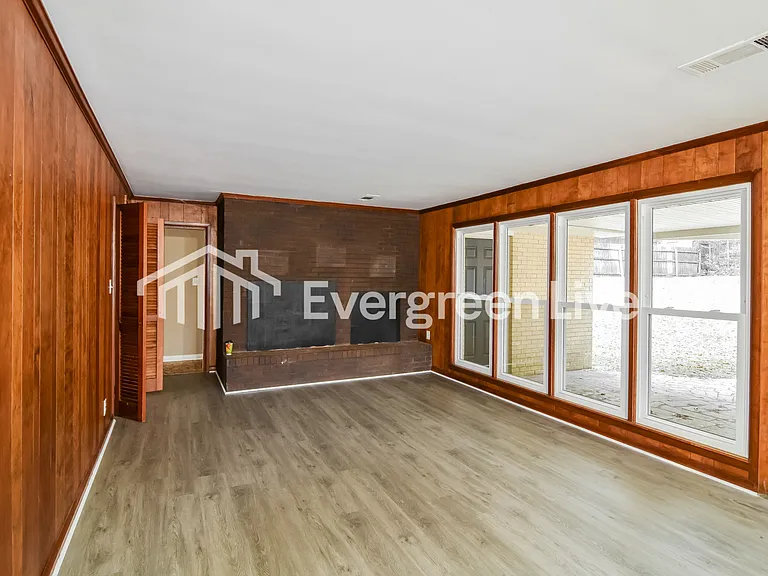 515 Chatsworth Dr — Photo 2