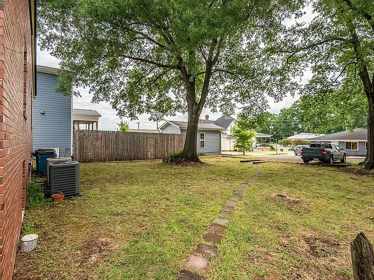 1114 N Buchanan Blvd — Photo 14