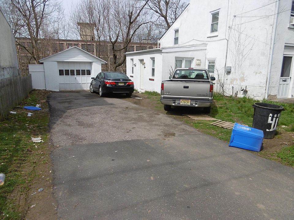 2nd image of 414 Dupont St