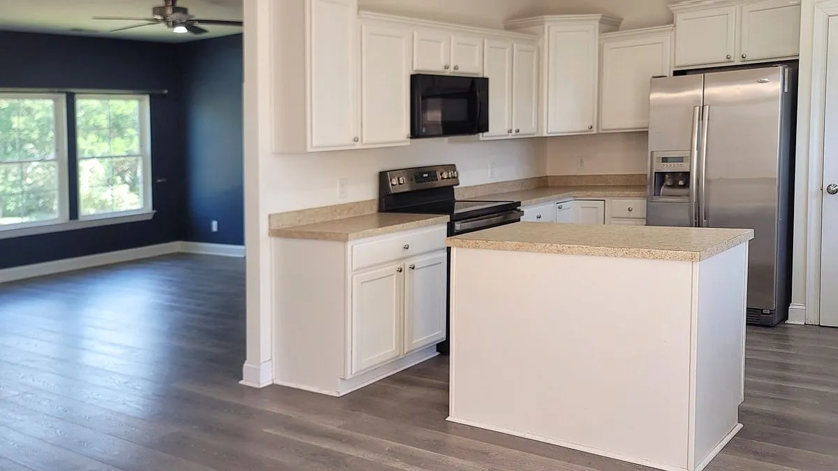 4 bed, 3.0 bath, 2041 sqft, $5,200 — Photo 3