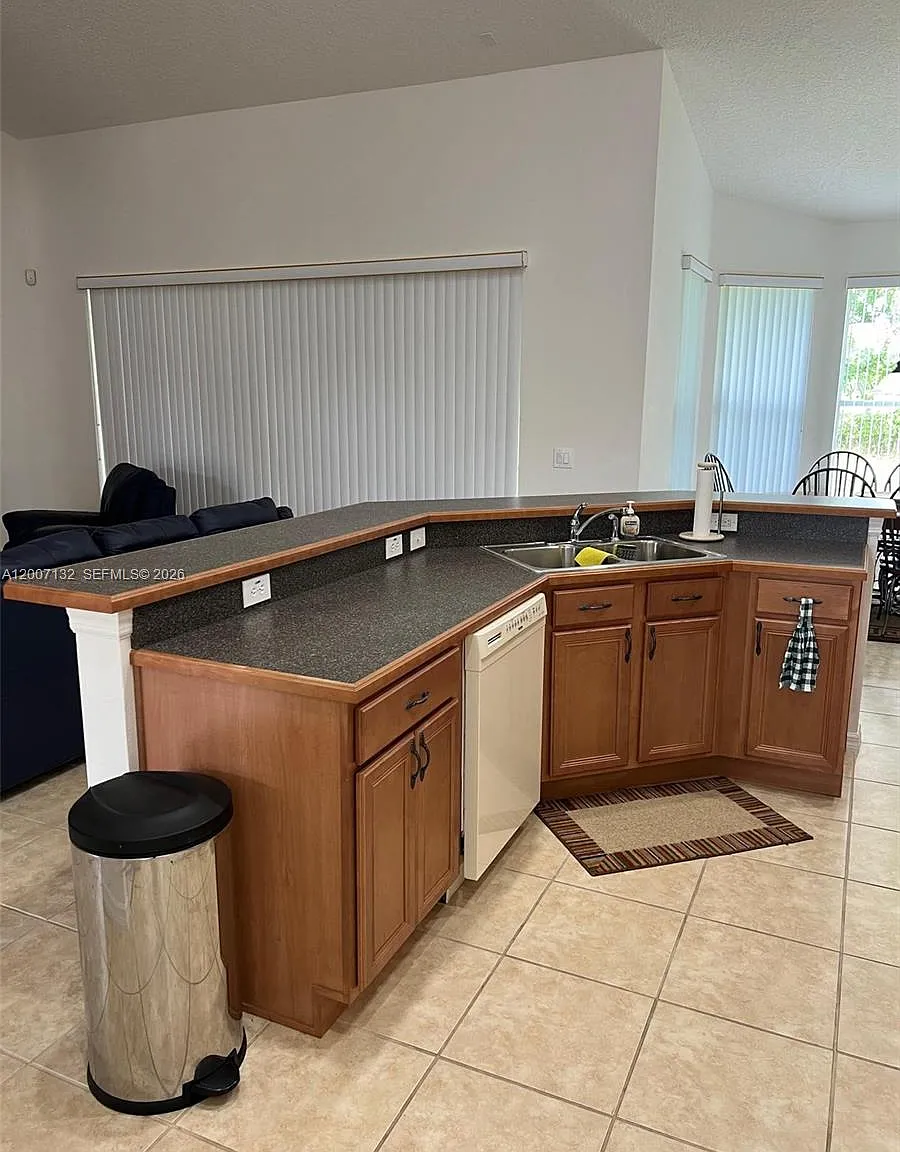 4 bed, 1000 sqft, $2,500 — Photo 3