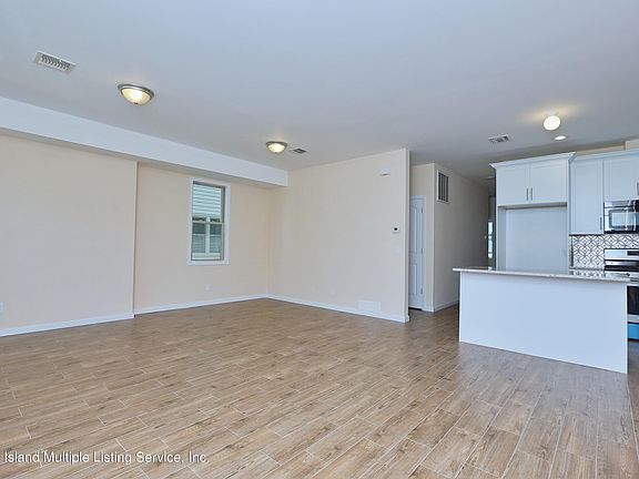 5th image of 170 Edgegrove Ave #A