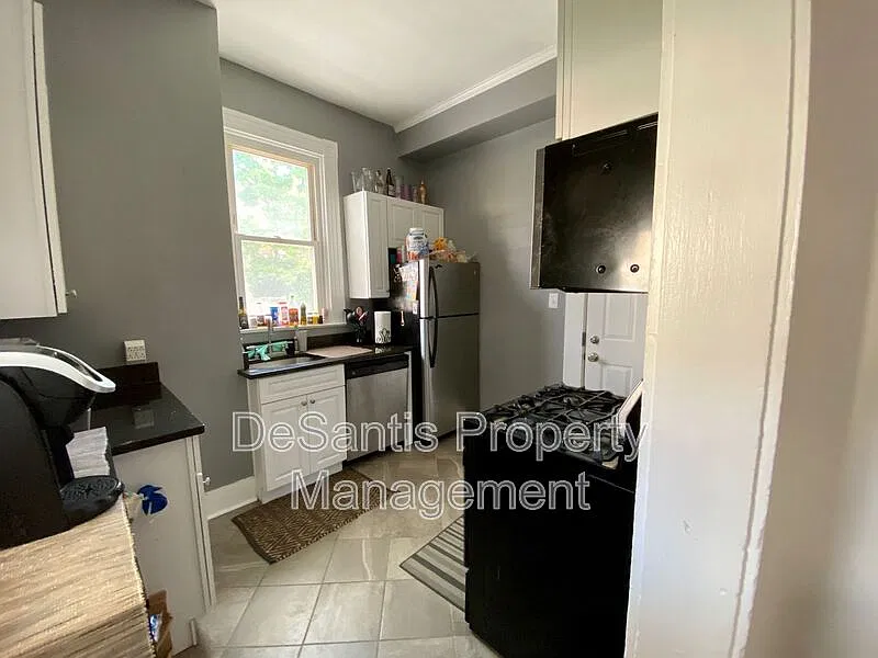 3 bed, 1.0 bath, 1200 sqft, $1,800 — Photo 4
