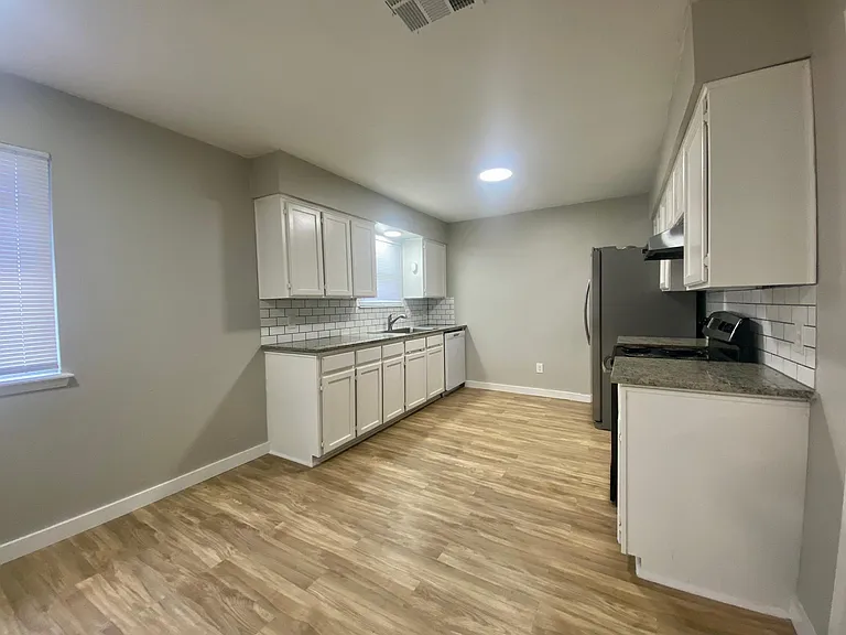 1405 Seville Dr — Photo 13