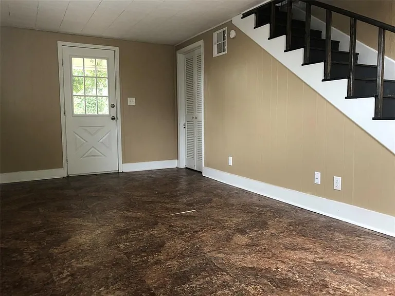 208 Avenue A St — Photo 15
