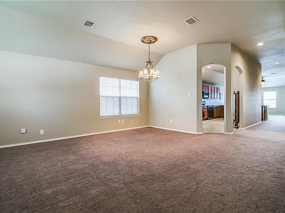 4th image of 823 Bowie Dr