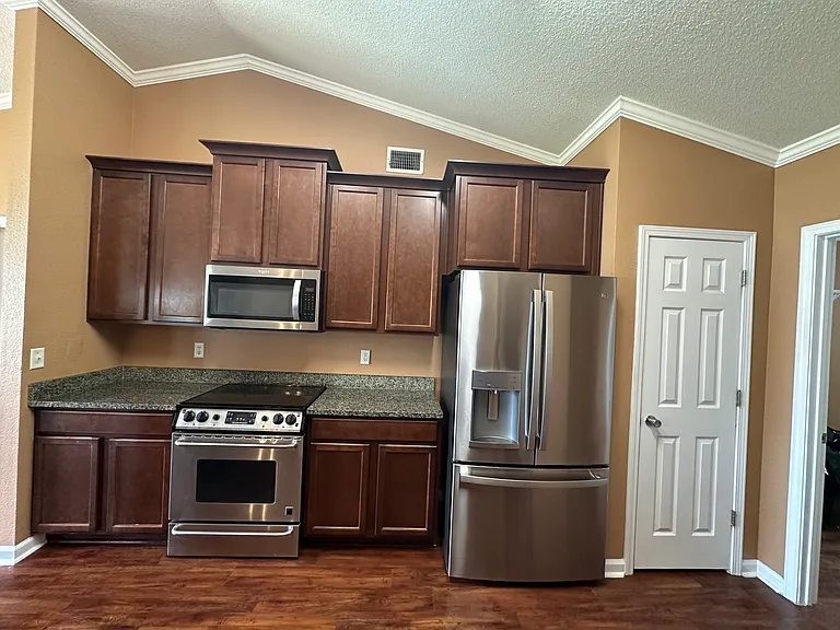 2160 Castle Grove Dr — Photo 7