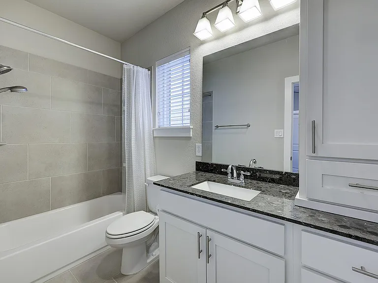 2724 Freund St — Photo 11